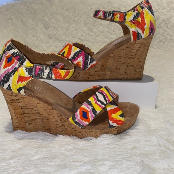 Toms  Wedge Southwest blue yellow Aztec colorful print heel sandals cork 9.5 - Picture 2 of 6